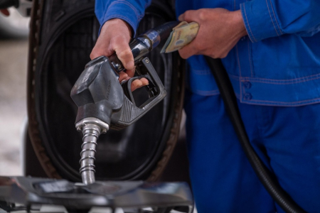 Giá xăng tăng nhẹ, 23.120 đồng/lít RON 95